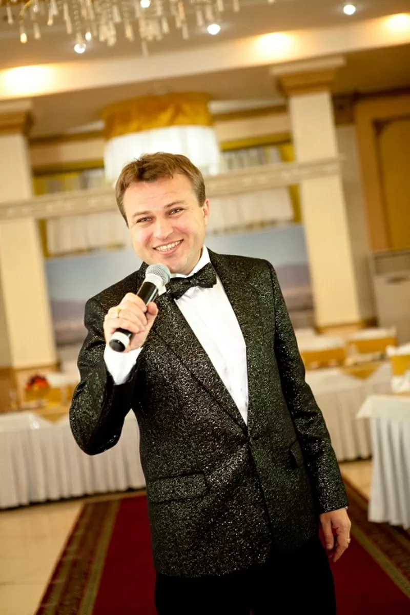 Ведущий,  тамада,  шоумен Алексей Кожемякин из Алматы.